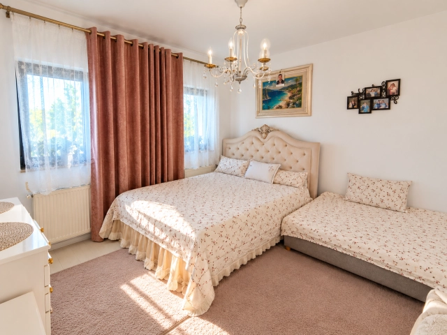 Casa 3 camere - Miroslava